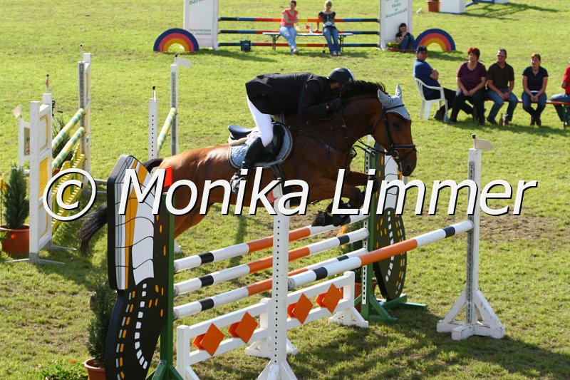 005M5721_Chanel_M Springen.JPG